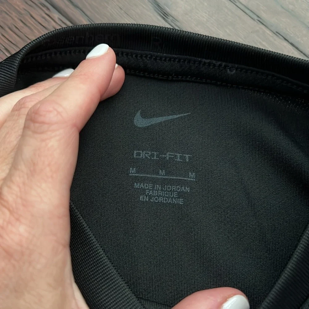 Nike dri-fit Black Sleeveless Shirt - Picture 2 of 3